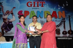 1st Topper (BCA-5) Award to Deepa Kuamri by Dr. Dineshanand Goswami with Mr. Om Prakash, Director GIIT
